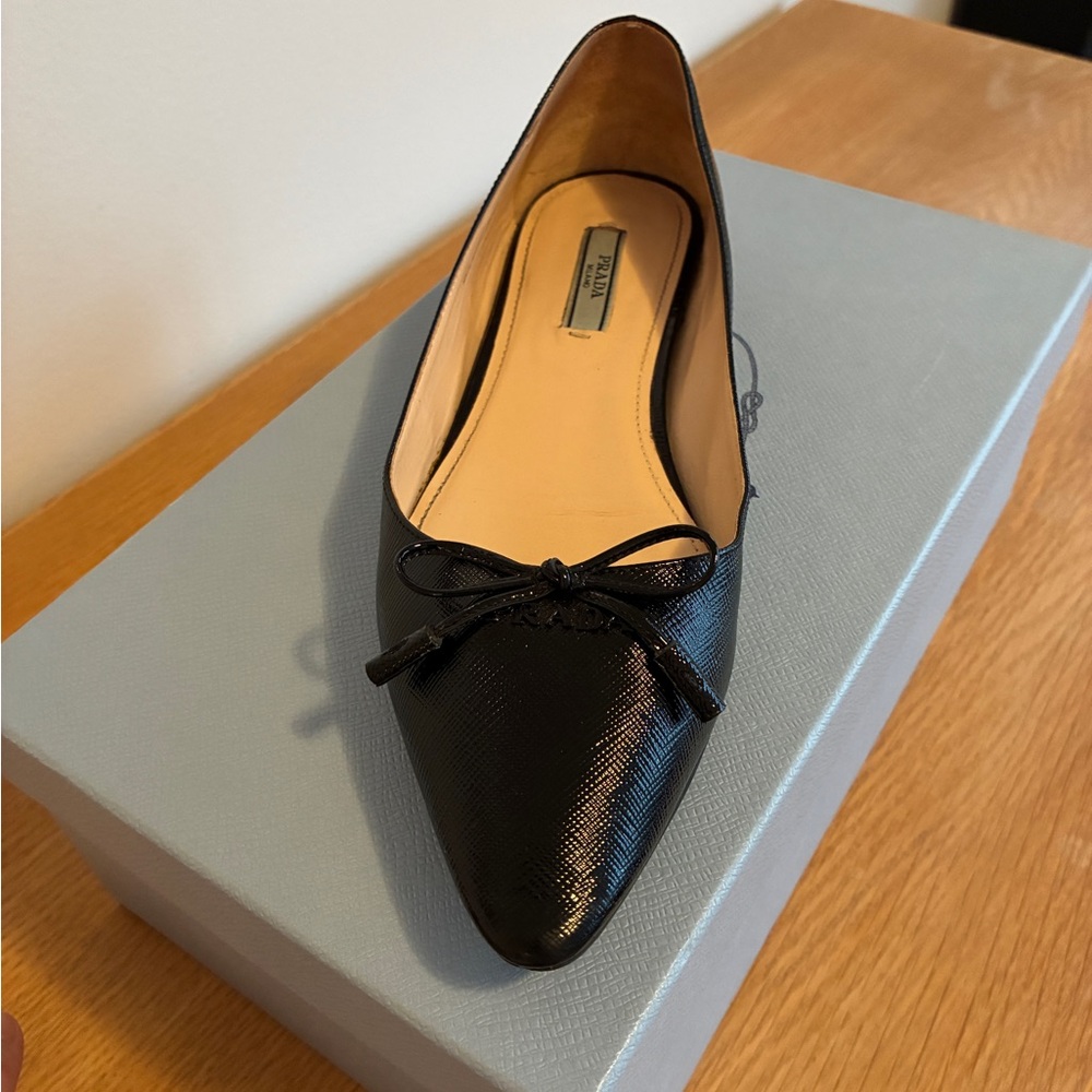Prada Glossed Black Saffiano Flats with Bow - Picture 7 of 13